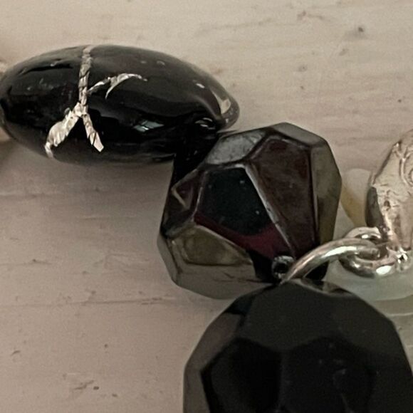 8” Silver tone beaded stretch bracelet w/quartz like, glass, and acrylic beads - Picture 6 of 11